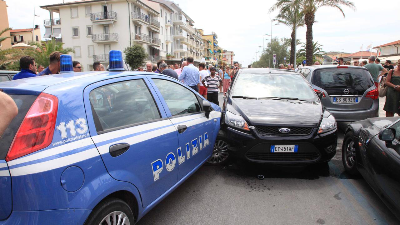 La polizia in Piazza Principe Umberto a Lido