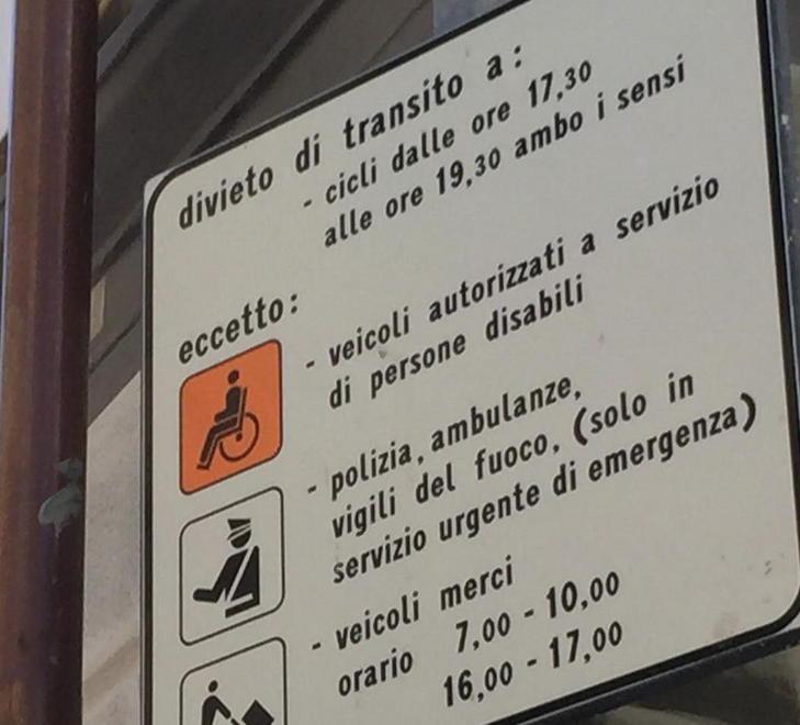 Bici vietate sul corso, nessuno controlla 