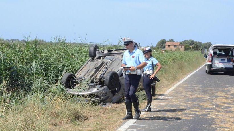 Si ribalta con l’auto fuori strada: è grave