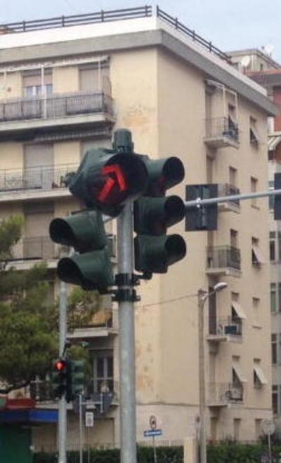 Semaforo storto sul viale Boccaccio Colpa del vento?
