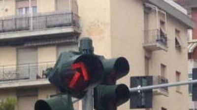Semaforo storto sul viale Boccaccio Colpa del vento?
