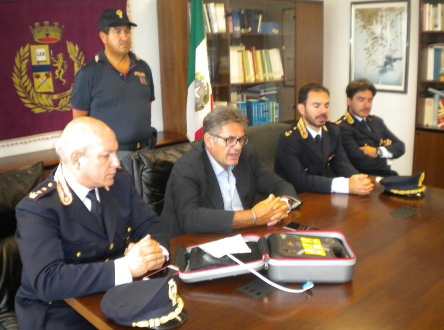 Anche un defibrillatore sulle auto della Polizia 