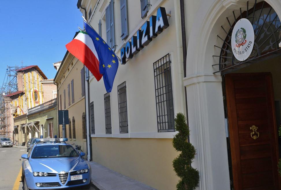  La polizia sequestra droga nei parchi e controlla i locali