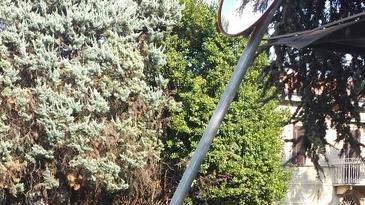 Palo pericolante in bilico in strada da un mese