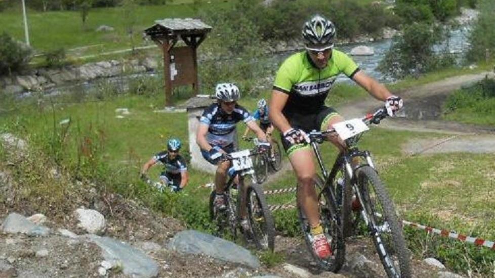Cade in mountain bike lungo un sentiero sul Cusna