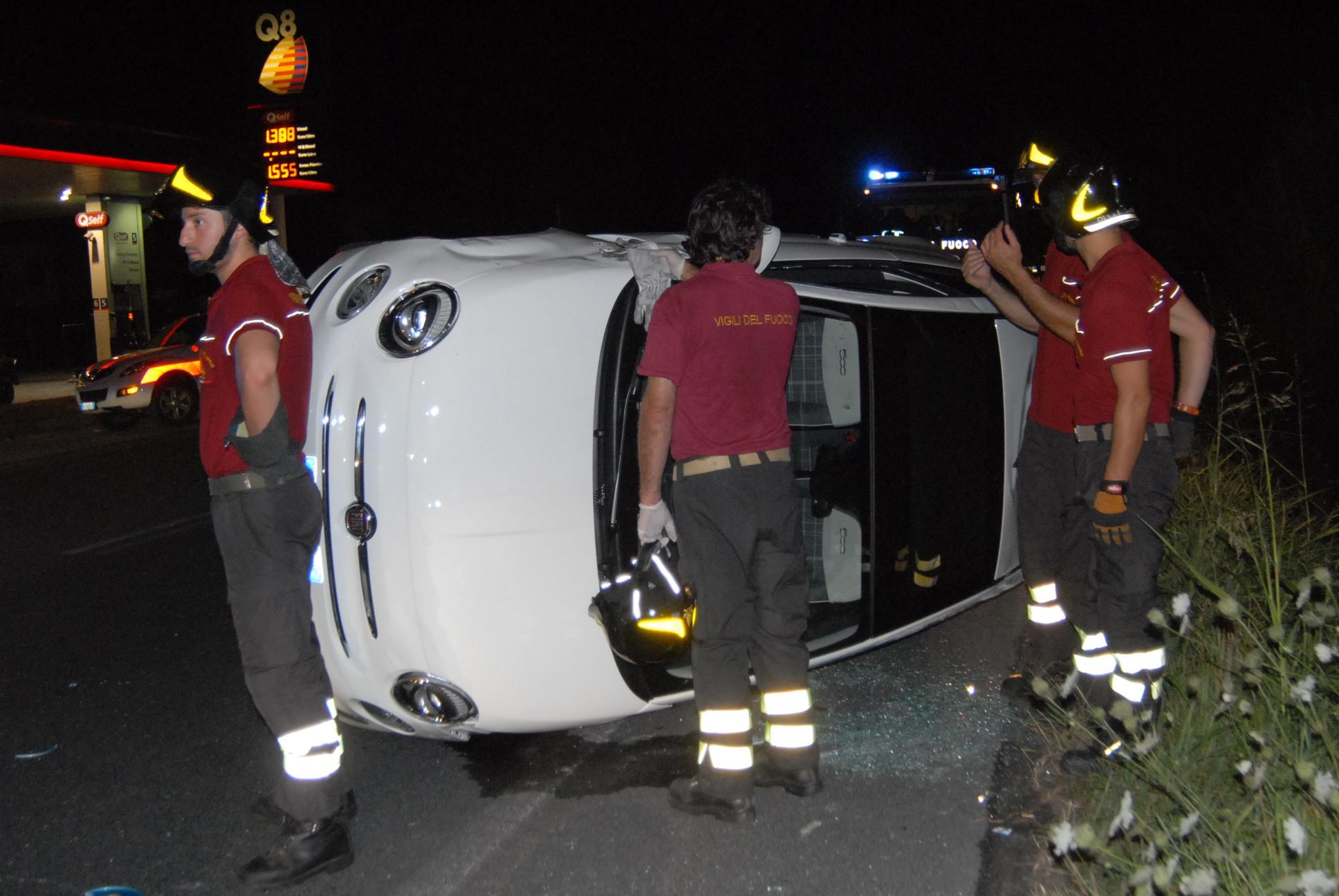 La Fiat 500 ribaltata sulla via Toscana