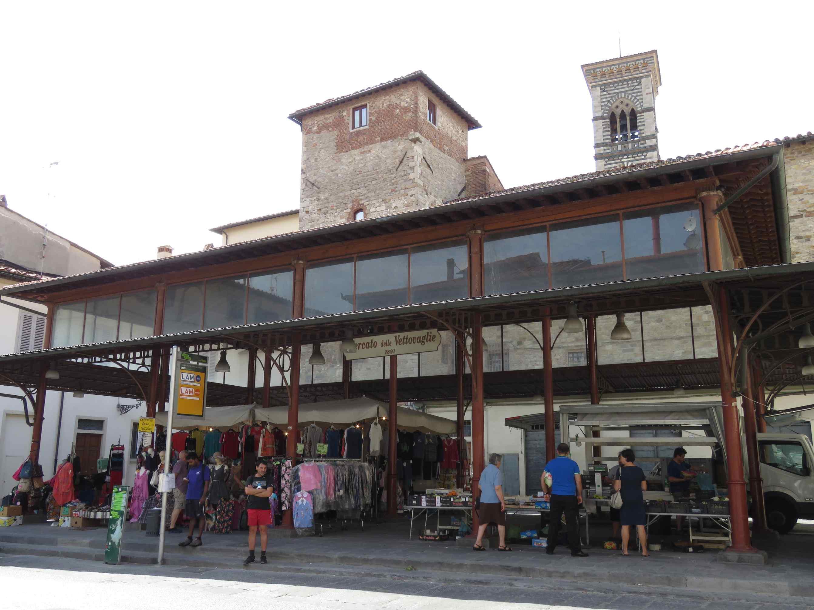 Il mercatino di piazza Lippi (foto Batavia)