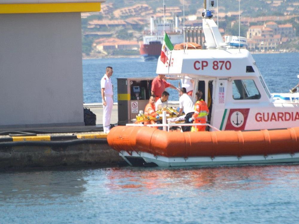 La motovedetta della capitaneria che ha soccorso i turisti a bordo dello yacht finito in secca