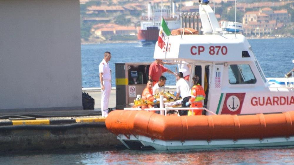 La motovedetta della capitaneria che ha soccorso i turisti a bordo dello yacht finito in secca