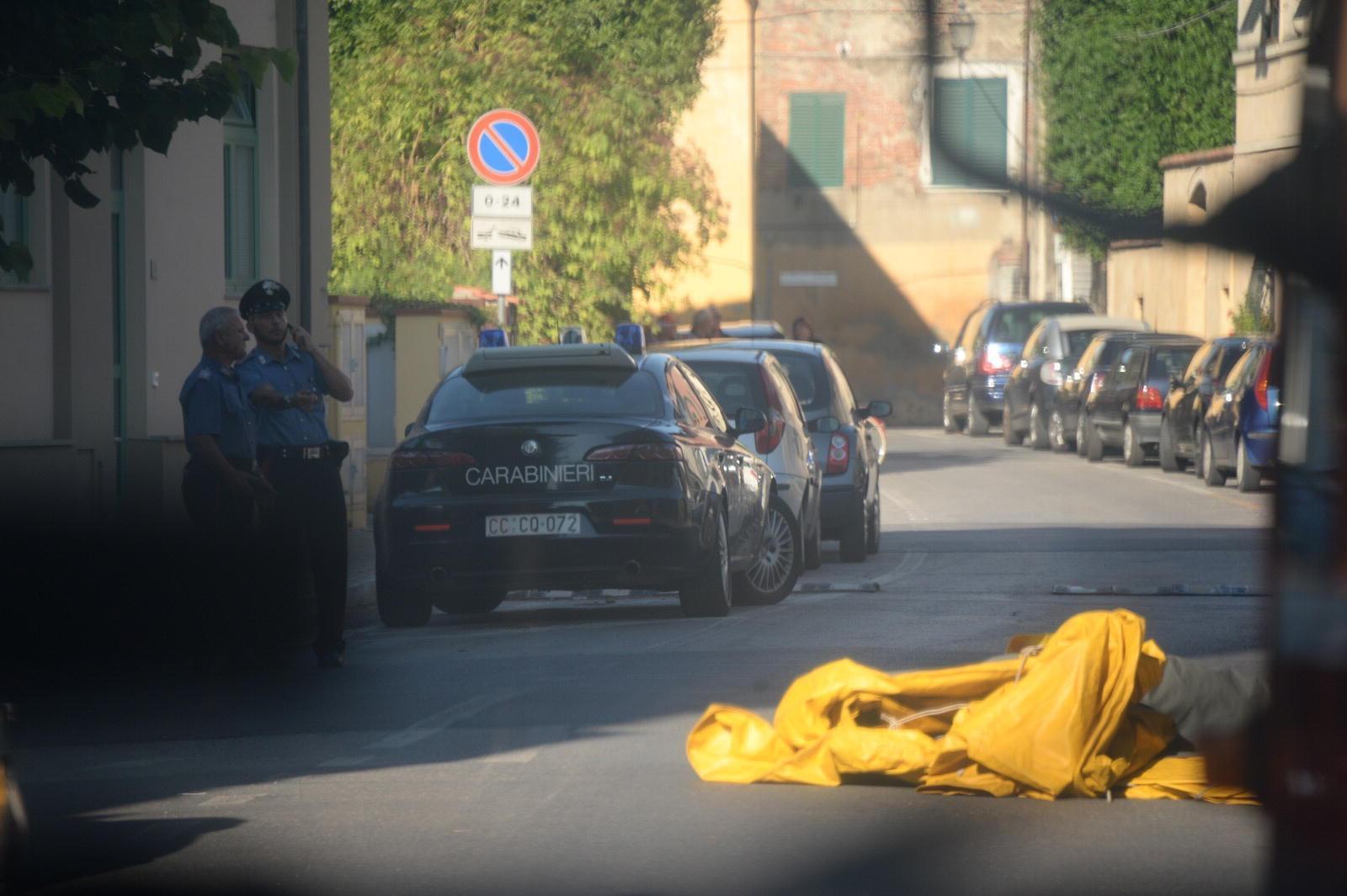 Sale sul tetto di una casa e minaccia di gettarsi di sotto: i soccorritori lo dissuadono 