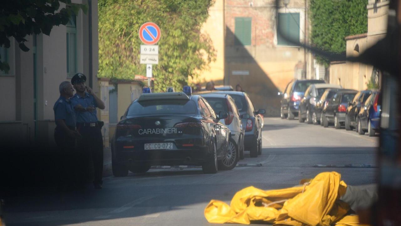 Sale sul tetto di una casa e minaccia di gettarsi di sotto: i soccorritori lo dissuadono