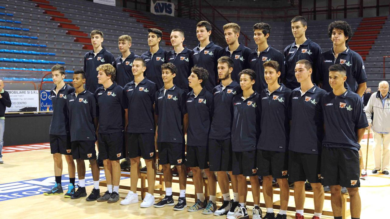 Il gruppo dell'Academy Pistoia Basket che ha partecipato alla stagione 2014/15