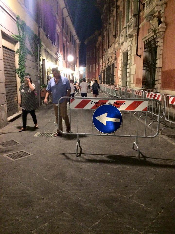 Massa, transenne in via Guidoni. Disabile resta fuori dal bed and breakfast 