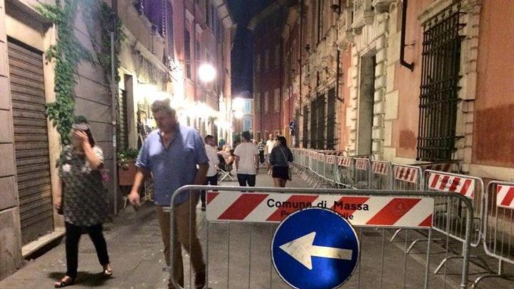Massa, transenne in via Guidoni. Disabile resta fuori dal bed and breakfast