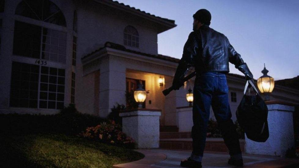 Si sveglia di notte e trova i ladri in casa