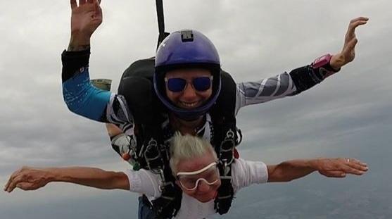 Lina, la nonna volante a 81 anni fa paracadutismo 