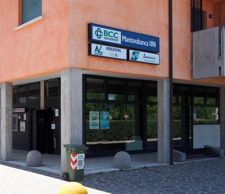 «Basta, avete rotto i maroni!» e il cliente della banca caccia i rapinatori 