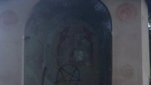 Scritte e simboli satanici su tabernacolo in Giolica