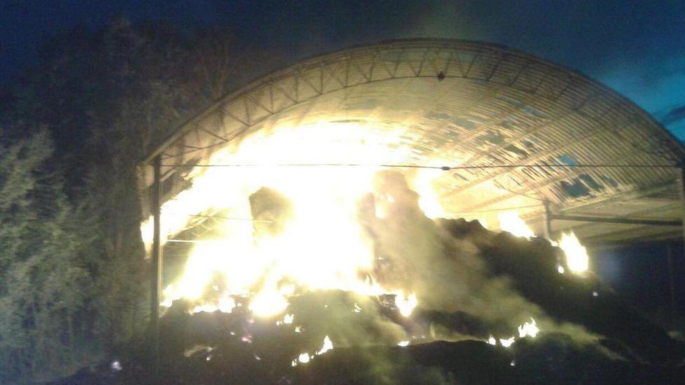 Le fiamme distruggono un fienile
