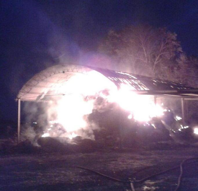 Le fiamme distruggono un fienile