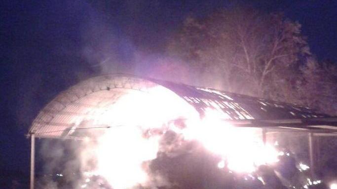 Le fiamme distruggono un fienile