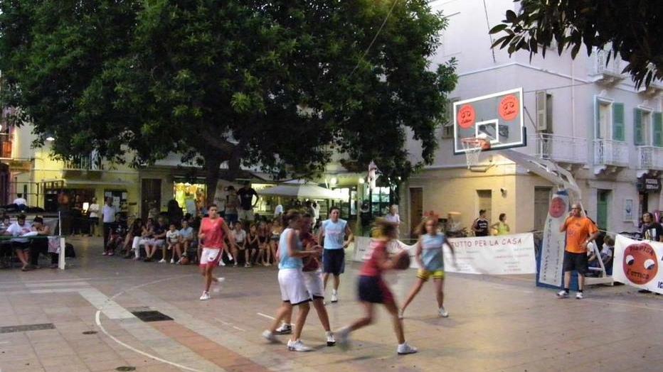Basket in piazza a Carloforte