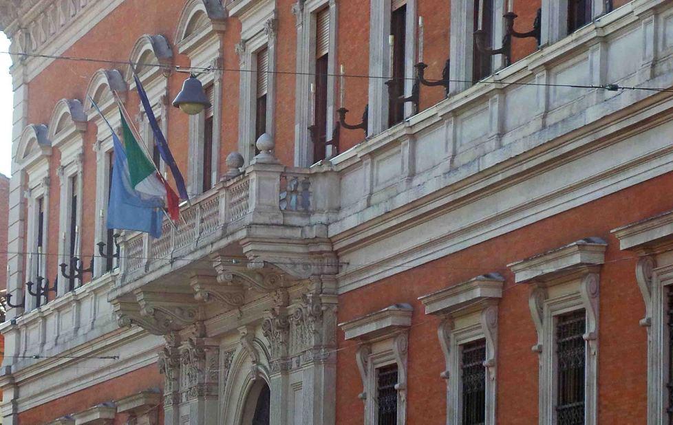 L’accusa: qui c’è il perpetuum mobile del potere 