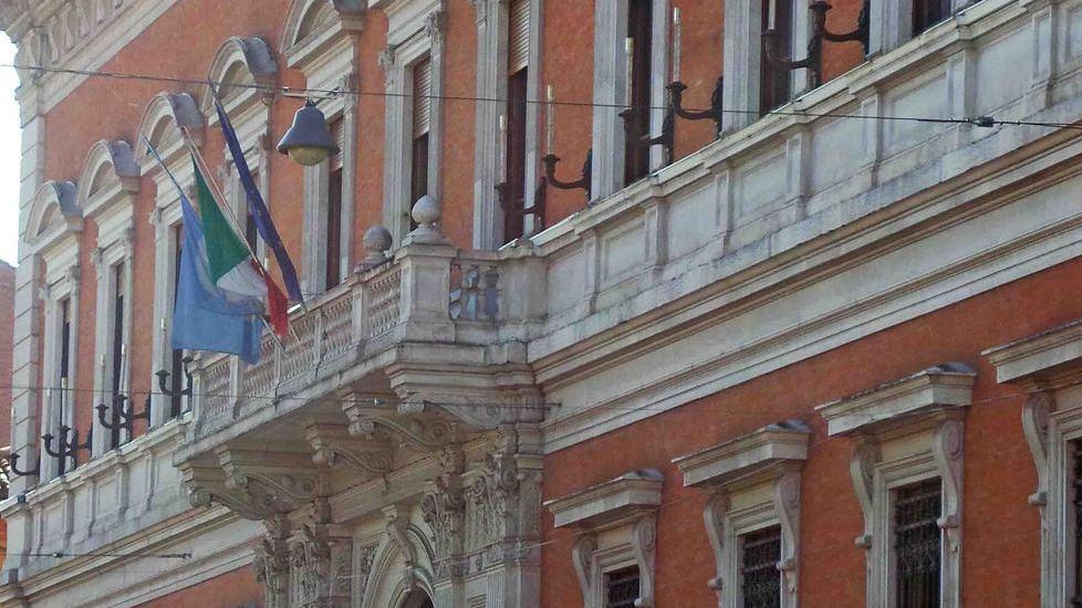 L’accusa: qui c’è il perpetuum mobile del potere