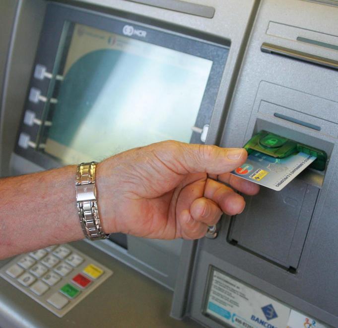 Ruba il bancomat all’amica e fa prelievi per 600 euro 