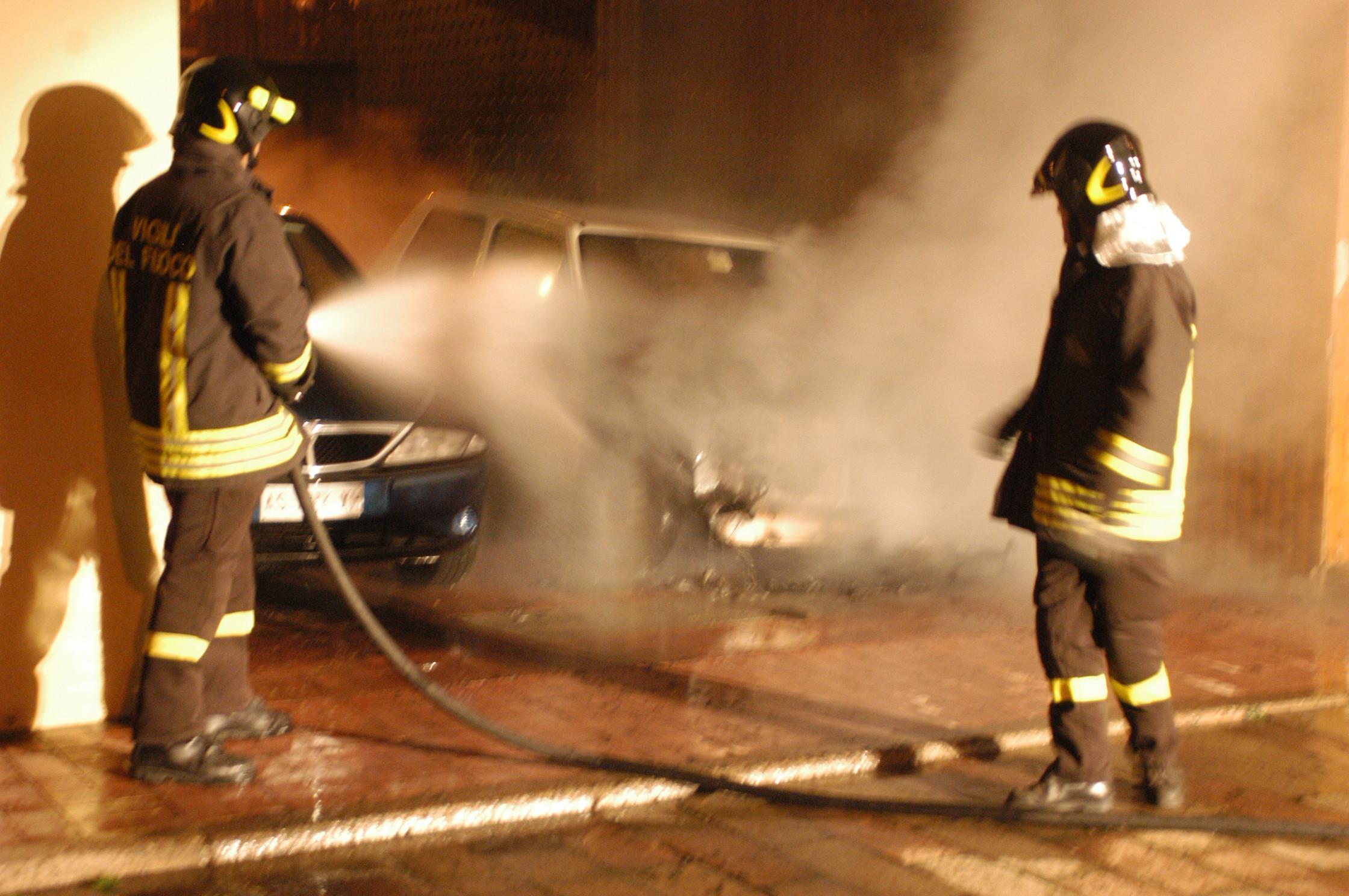 Nuoro, studente dà fuoco a due auto per festeggiare i 18 anni 