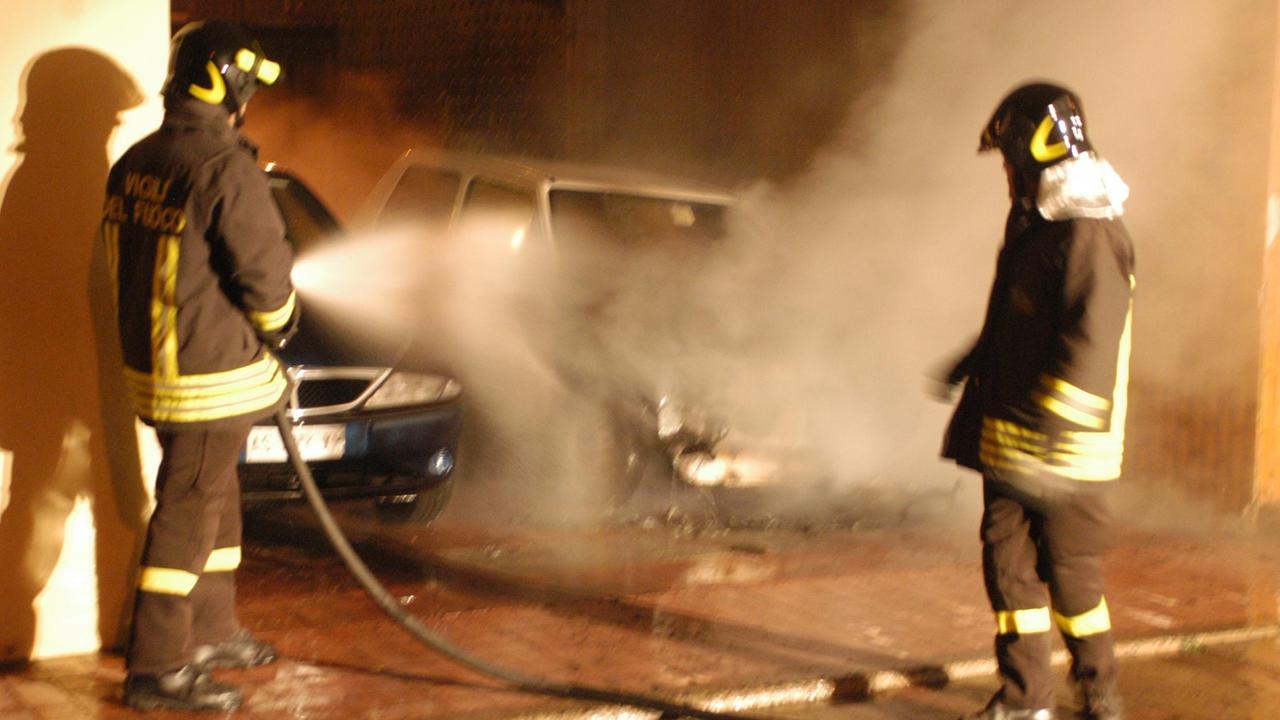 Nuoro, studente dà fuoco a due auto per festeggiare i 18 anni 