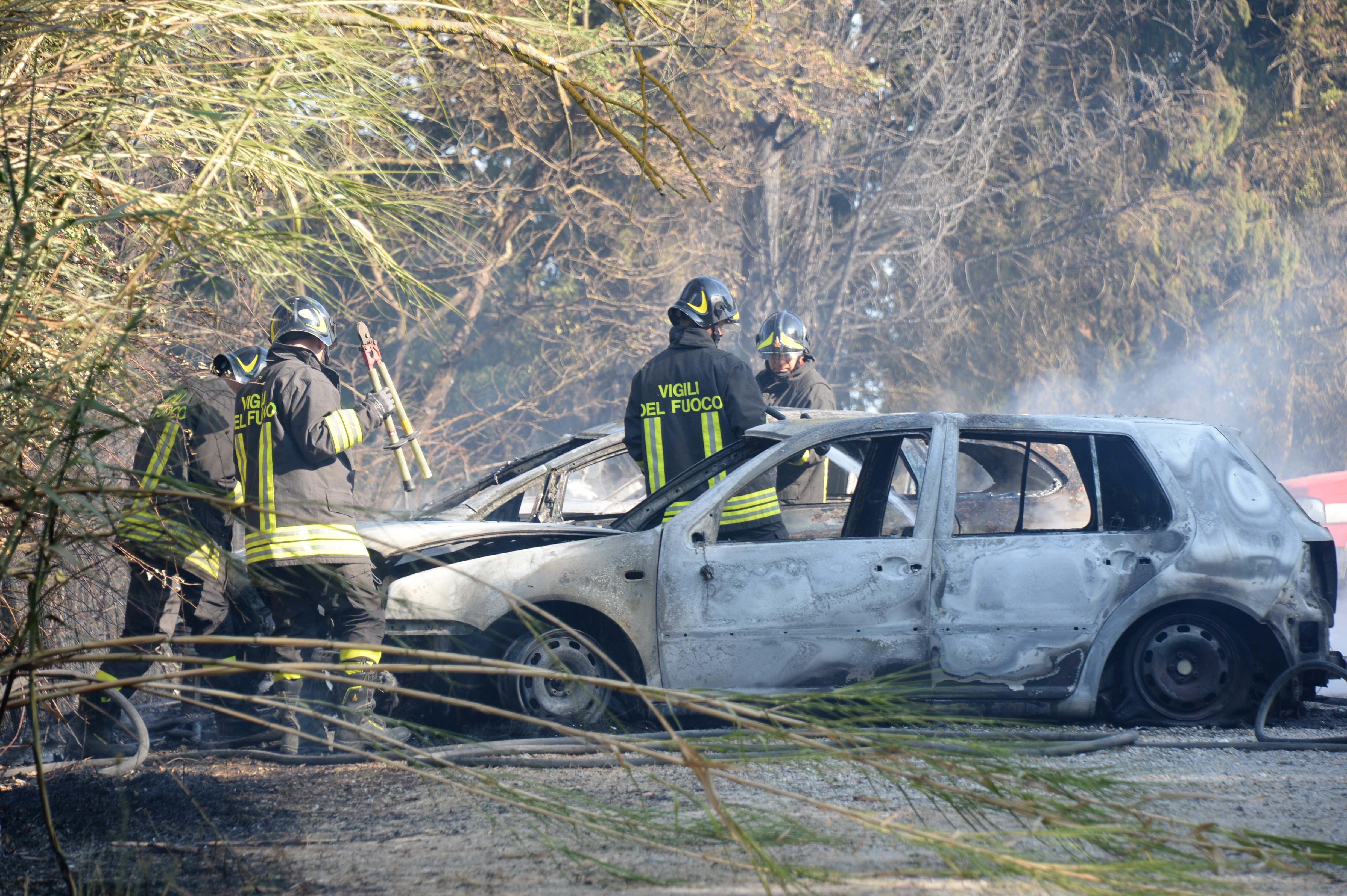 Le auto distrutte dalle fiamme alle Piscine di San Miniato