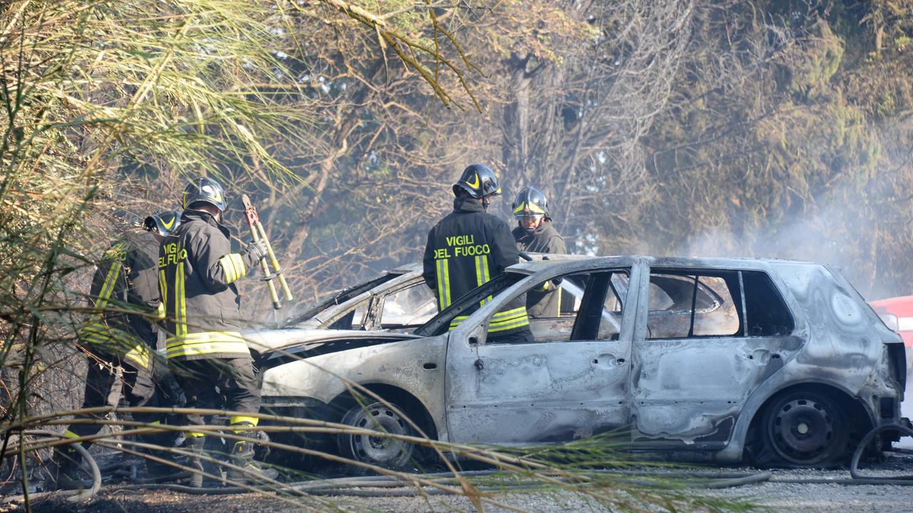 Le auto distrutte dalle fiamme alle Piscine di San Miniato