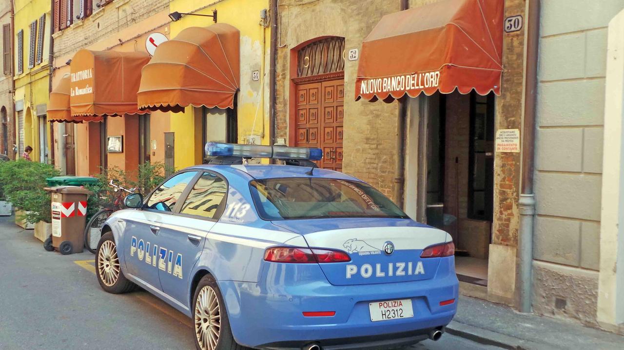 Indagini della polizia sulla ragazza scomparsa