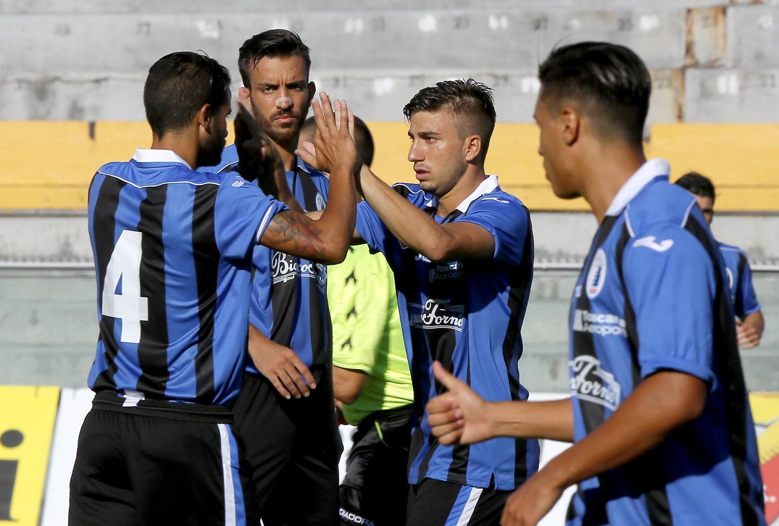 Polverini e Starita (di fronte) festeggiano un gol insieme a caponi e Peralta (foto Muzzi)