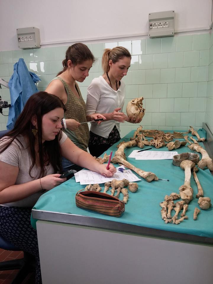 Le studentesse al lavoro sui reperti