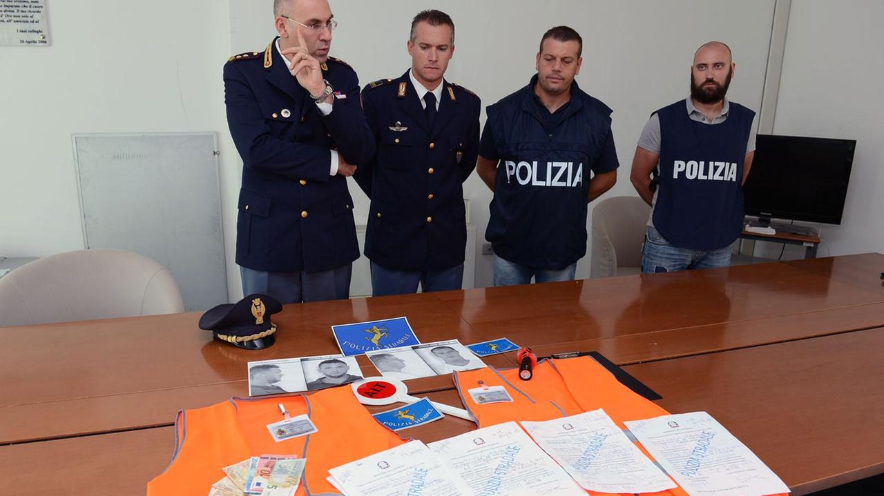 La polizia Stradale di Modena Nord che ha arrestato i truffatori