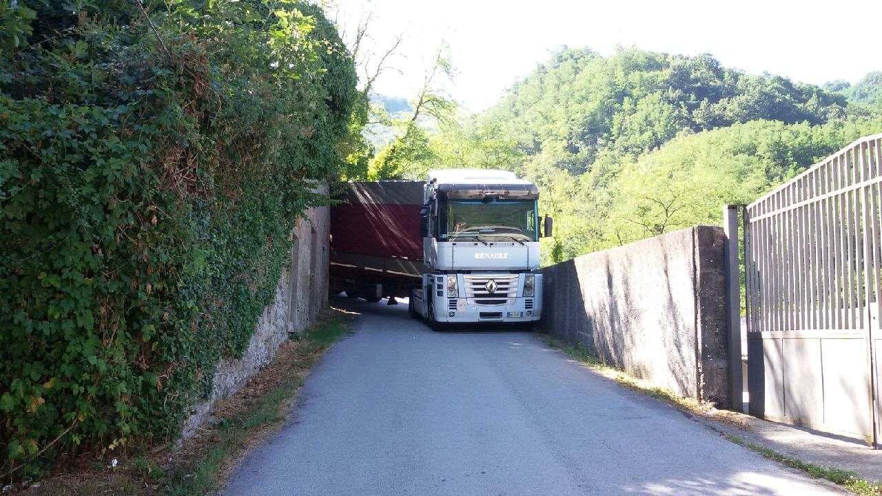 Il camion bloccato in via delle Ferriere