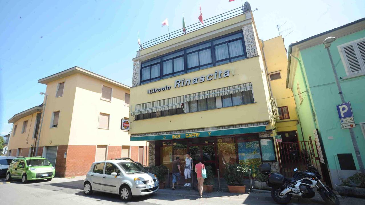 Ubriaco colpisce il gestore del circolo e rischia il linciaggio