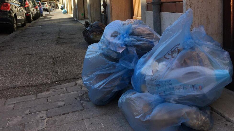 Piramidi di sacchi in strada, il porta a porta è una brutta cartolina
