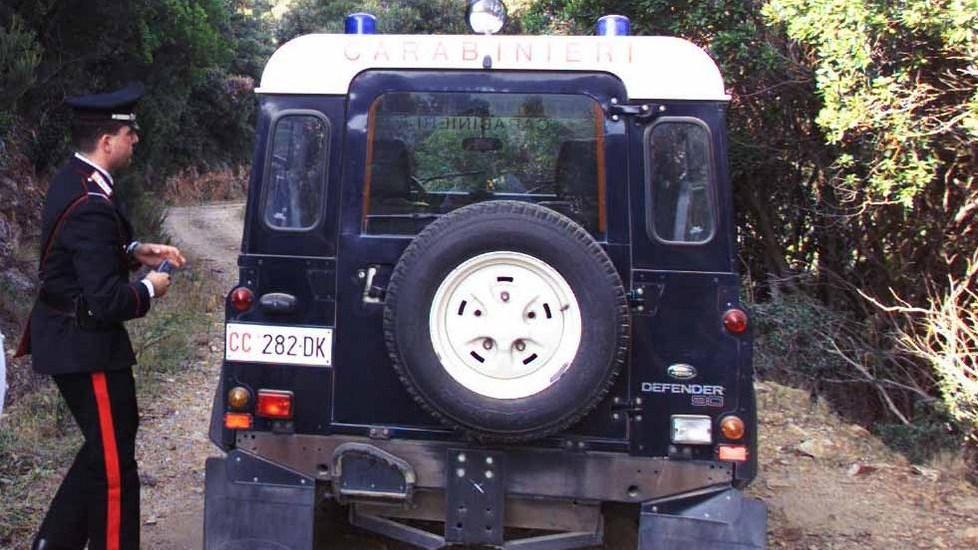 Finisce nel burrone, salvata dai carabinieri