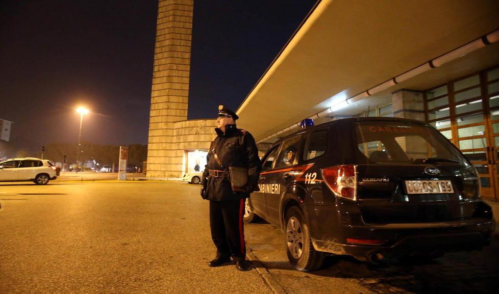 Si stende sui binari ubriaco e blocca il traffico dei treni 