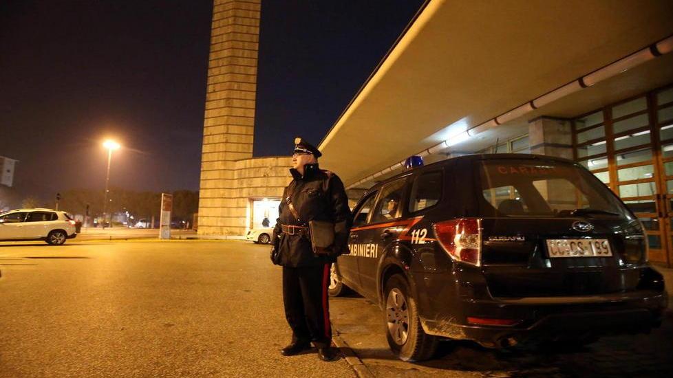 Si stende sui binari ubriaco e blocca il traffico dei treni