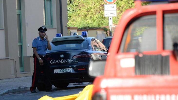 Sale sul tetto e minaccia il suicidio
