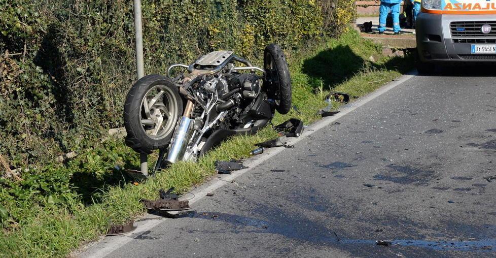 In moto contro un’auto, è grave 