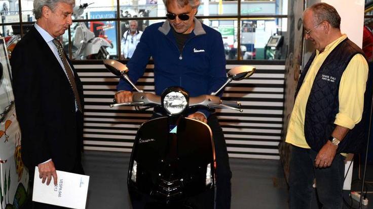 La scorta ai cantanti? In Vespa