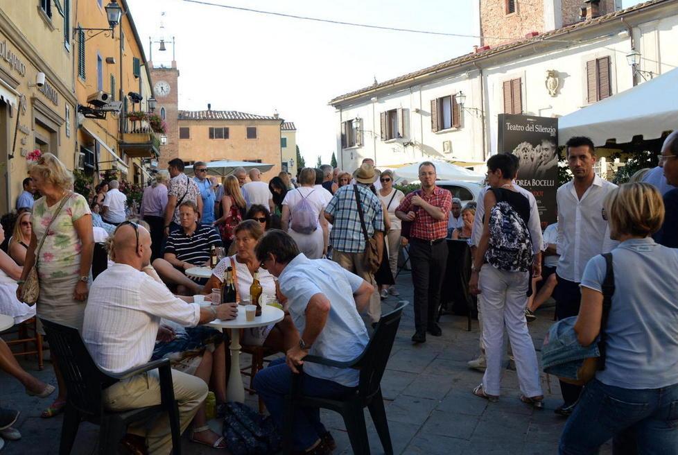 Super show a Lajatico e in Valdera echeggia la lunga nota anti-crisi 