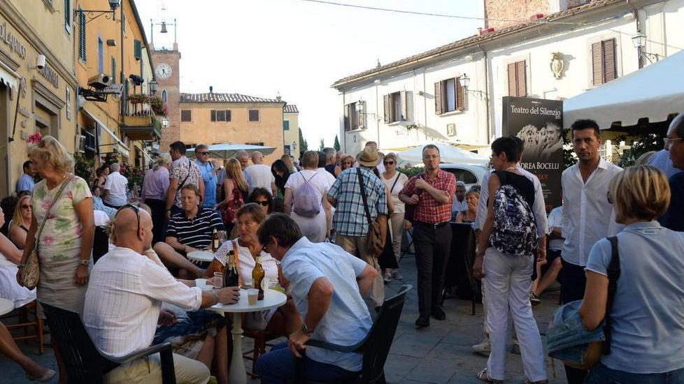 Super show a Lajatico e in Valdera echeggia la lunga nota anti-crisi