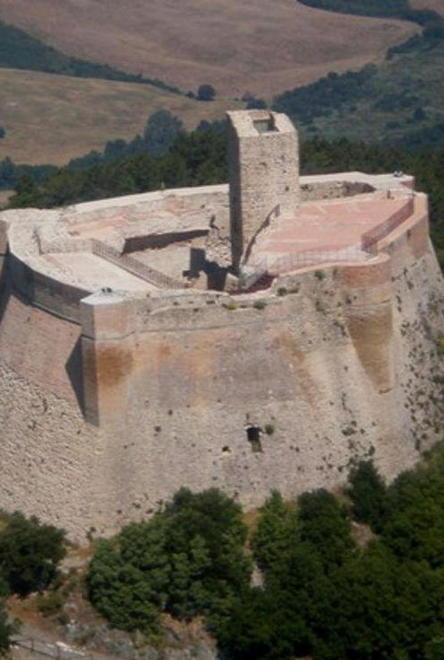Dopo le star De Lellis vestirà anche... la Rocca Sillana