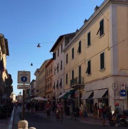 Auto a tutta velocità in corso Si chiede una telecamera in più 